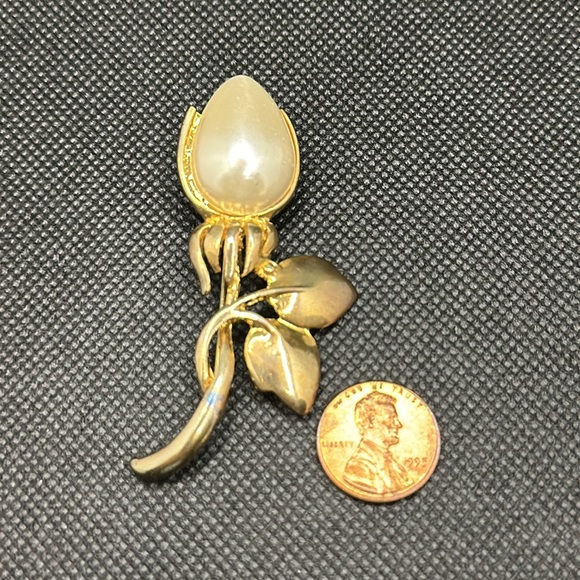 Vintage Goldtone Rosebud Faux Pearl Brooch 🌹 - Picture 2 of 5